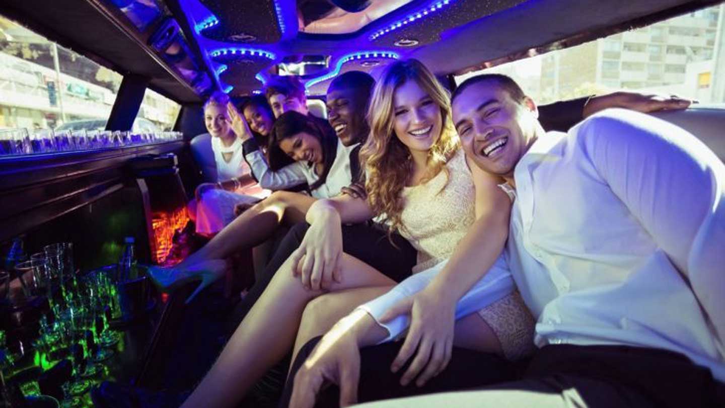 Valentine’s-Day-Why-Should-You-Hire-a-Luxurious-Limo-on-expertview-online