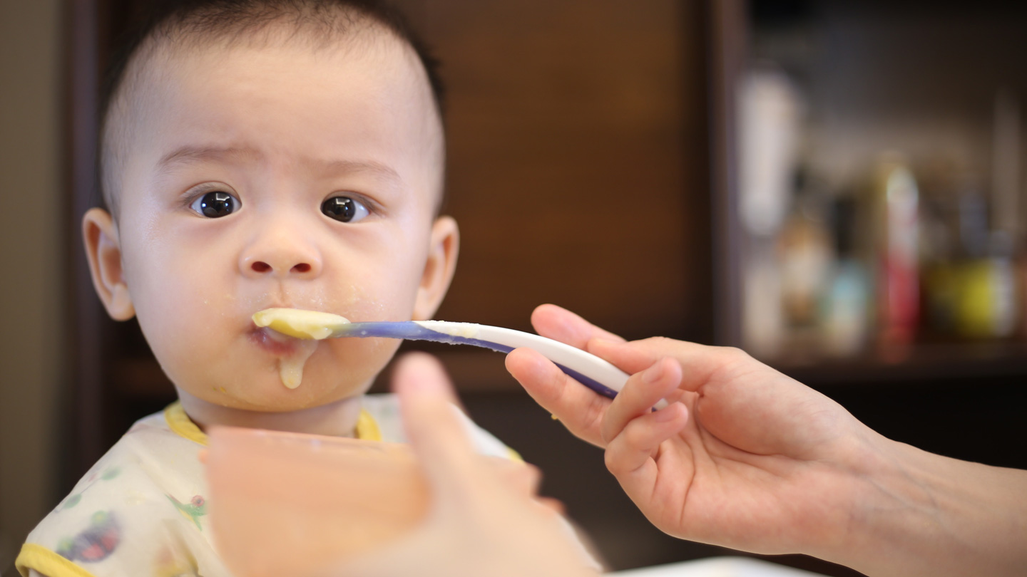 5-Ways-to-Encourage-Babies-to-Eat-on-Their-Own-on-expertview-online